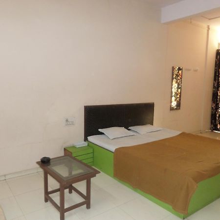 Vrindavan Lodge Solapur Eksteriør bilde